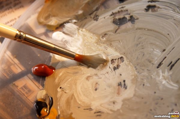 Auf einer improvisierten Palette kommen die Farben Weiß, Schwarz, Braun und Ocker zur Mischung. Zunächst habe ich ein helles Ocker-grau zusammengemischt, dies stark verdünnt auf die geritzten Mauerstrukturen gestrichen, und ...