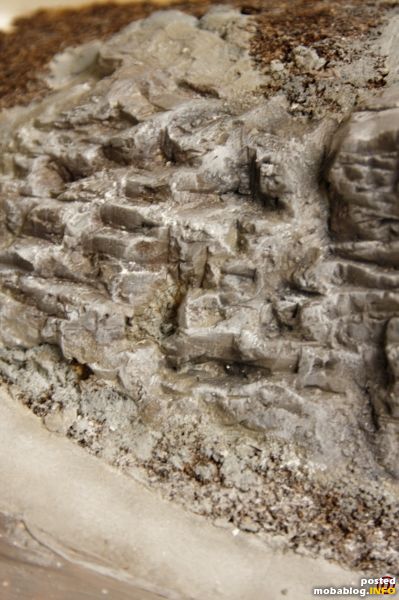 Das Ergebnis gefällt mir eigentlich sehr gut. Beim Nachmachen nicht erschrecken, zunächst glänzen die Gipsfelsen leicht, das vergeht aber, wenn die Farbe vollständig getrocknet ist. Das Einfärben von in Styrodur ...