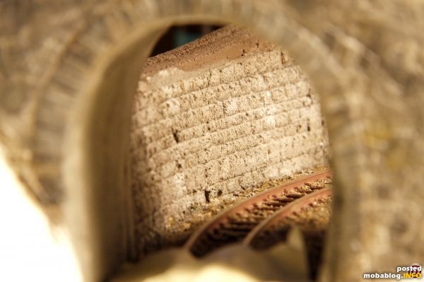 Zur Gestaltung der Straßenoberfläche habe ich einen anderen Versuch gewagt: Um hier einen Farbbelag zu bekommen, der die Holzstruktur sicher verdeckt, und auch die eine oder andere Fuge im Straßenverlauf ...