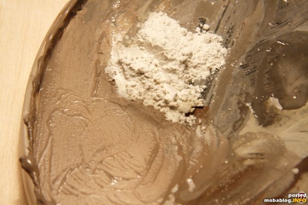 Aufgebracht wird die Mischung tupfend mit dem Borstenpinsel. Immer nur stückchenweise anrühren, denn der Gips härtet schnell aus. Die dadurch entstehenden verschieden dunklen Töne unterstützen eine realistische Wirkung. Durch das ...