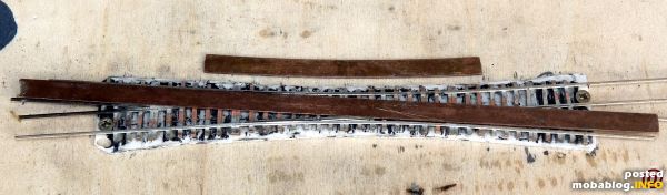 die Nm-DKW wird auf Pertinax-Schwellen nach Lageplan RHB r=80m Steigung 1:7 aufgelötet. im Bereich der Zungen und Backenschienen geht es erstaunlich eng zu, mir wird nun klar auch hier wird ...