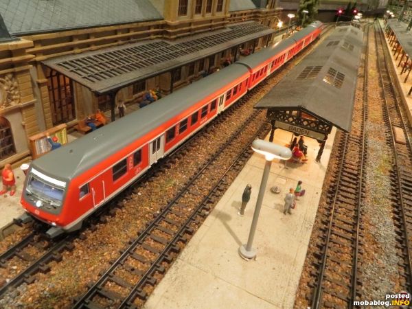 Am EG steht der Regio-Zug, gebildet aus Regio-Halberstädtern mit Wittenberger-Kopf-Steuerwagen (Arnold), geschoben von einer BR 218 (Fleischmann).