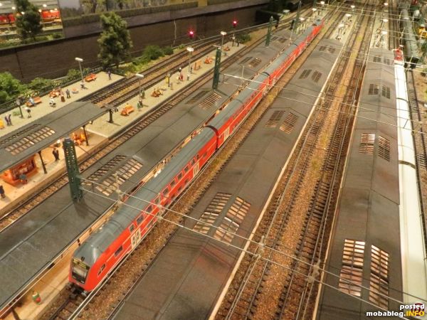 Auf Gleis 5 steht ein Doppelstockwagenzug (Minitrix), geführt von einer Regio-NRW-146 (Fleischmann).