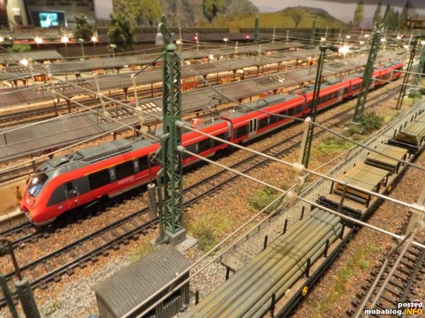 Am äußersten Bahnsteig steht der 5-teilige Talent 2 (BR 442, Piko).
