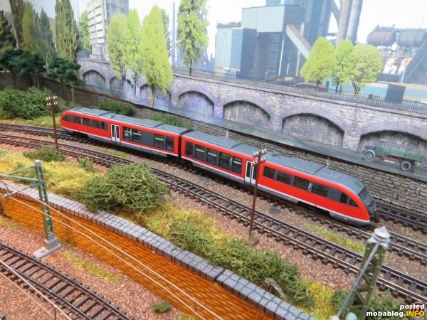 Auf der Nebenstrecke ist der Desiro (BR 642, Fleischmann) unterwegs.