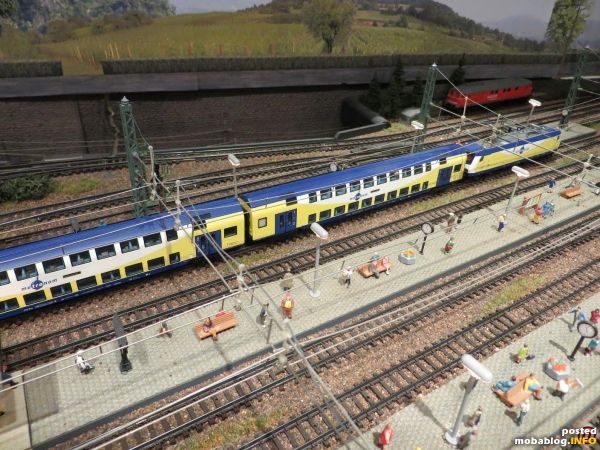 Der Metronom wird von der BR 146 geführt (Minitrix).