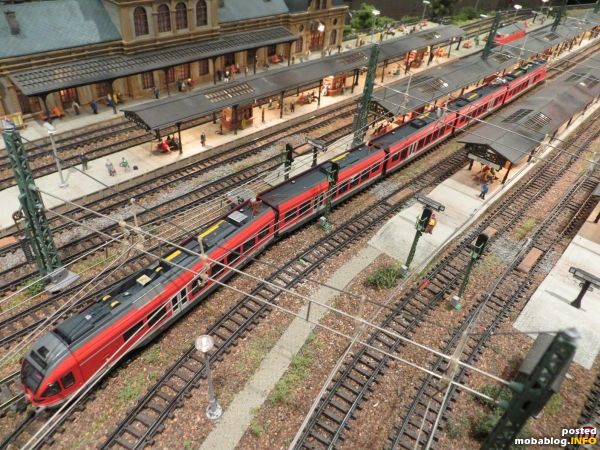 Der DB Regio-Flirt (BR 428, Liliput) ist bereits abgefahren.