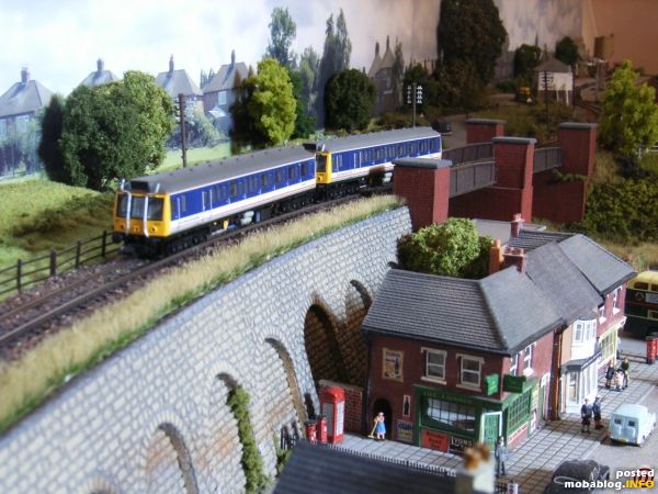 Oberhalb von Philtown-Market rollt diese BR Class 121 Doppelgarnitur dahin.