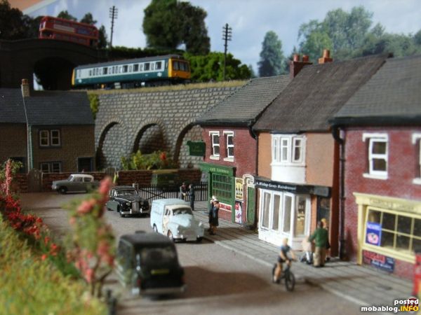 Beschauliches Leben unten in der Market-Street, oben an der Strecke eine BR Class 122 in British Rail Blue-Grey...