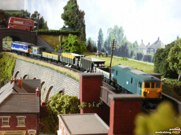 Die Idylle findet ein jähes Ende als dieser Bauzug mit 2 Maschinen der BR Class 73 über die Strecke rollt.