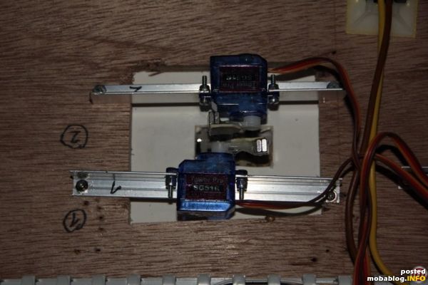 Zum Starten der Fahrzeuge Wagon -> Straße oder Wagon ->Wagon habe ich unterhalb der Platte zwei Servos mit Magneten pro Wagon untergebracht. Zwei Magneten 5x10x1 müssen schon sehr nahe an ...