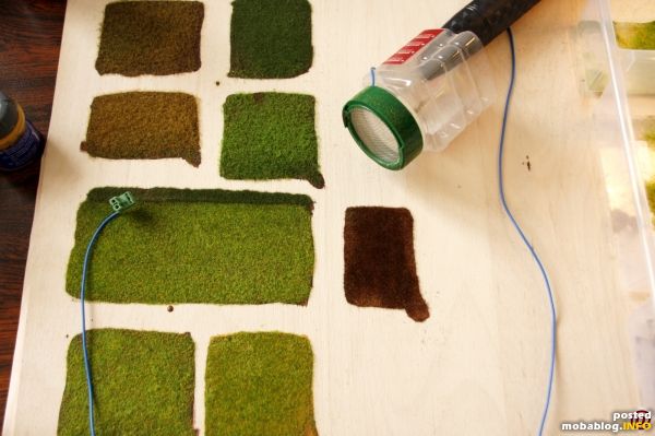 Zentrales Werkzeug beim Aufbringen von Grasschichten ist der Elektrostat, mit dem es geling, einigermaßen senkrecht stehende Fasern in die Leimschicht zu befördern. Das Thema Elektrostat ist, besonders wegen der hohen ...