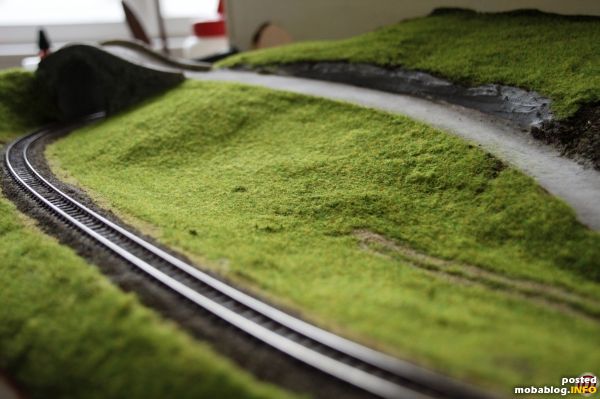 Ein kleiner Feldweg entsteht auf Grundlage einer mit Gleisschotter eingestreuten Fläche, die mit Turf und Fasern überdeckt wird, bis nur noch die zwei Fahrstreifen zu sehen sind.