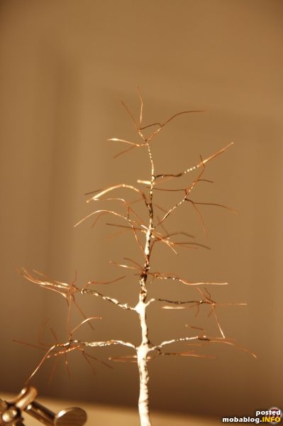 Nach dem Trocknen des Leims kann man dann den Baum in gewünschter Farbe gestalten (ich habe ihn einfach angepinselt, Eintauchen, Sprühen etc. ist ggf. effektiver).