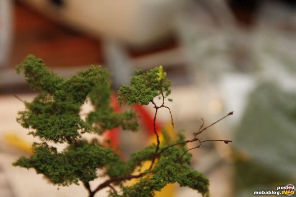 So arbeitet man sich am besten von unten nach oben vor. Das geht relativ schnell, und in wenigen Minuten ist aus dem Gerippe ein stolzer Baum entstanden.