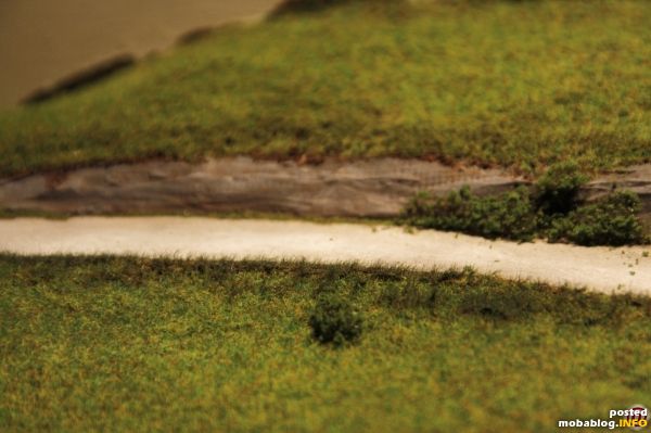 Wirklich realistisch wird es dann, wenn Gruppenweise noch keine Büsche und Sträucher wachsen. Am einfachsten lassen die sich aus Belaubungsmaterial herstellen, oder auch durch Zerlegen kommerziell erhältlicher Bäume.