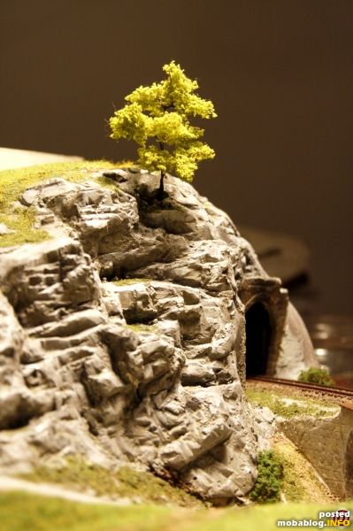 Der Berg wird von einem kleinen Baum gekrönt. Vielleicht bekommt er noch Gesellschaft, vielleicht auch nicht. Stellproben haben ergeben: weniger ist mehr. Hier eröffnet sich noch ein Vorteil der Styrodurtechnik: ...