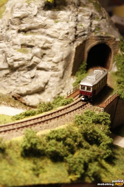 … und der abendliche Triebwagen lässt sich blicken. Langsam kreischt er durch die enge Kurve (wer den Minitrix-VT kennt, weiß, dass er wirklich gerne etwas kreischt).