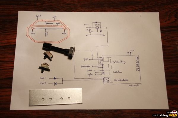 Der Schaltplan zeigt den Einsatz der vier Relais. Das unterste wird zusammen mit zwei Dioden dazu verwendet, die Halteabschnitte stromlos zu schalten. Die Dioden sorgen dafür, dass man mit einem ...