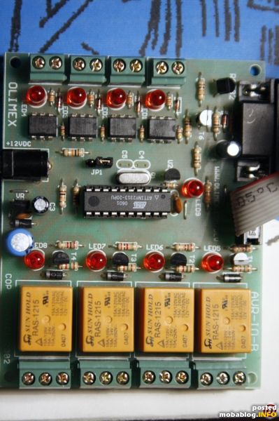 Die Fahrspannung wird mit einer einfachen Schaltung aus Potentiometer, Leistungstransistor und zwei Dioden erzeugt (siehe Schaltplan links oben). Das Potentiometer ist als variabler Spannungsteiler eingesetzt. Die abgegriffene Spannung steuert den ...