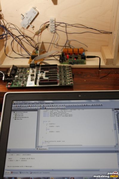 Die Software für den Microcontroller besteht nur aus wenigen Zeilen C-Code, der die Schaltfolge der Relais festlegt und zwischen Manuel- und Automatikbetrieb wechseln kann. Ich habe den ATtiny-Controller auf dem ...