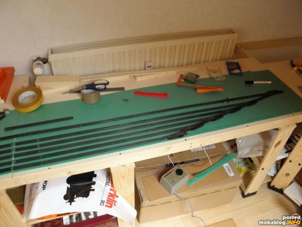 Schattenbahnhof rechter Teil. Der Schattenbahnhof ist eine Kehrschleife. Da analog Betrieb kann auf dem im Bild hinteren Gleis die Kehrschleife nur verlassen werden. Dort sind ab ca. 40 cm vor ...