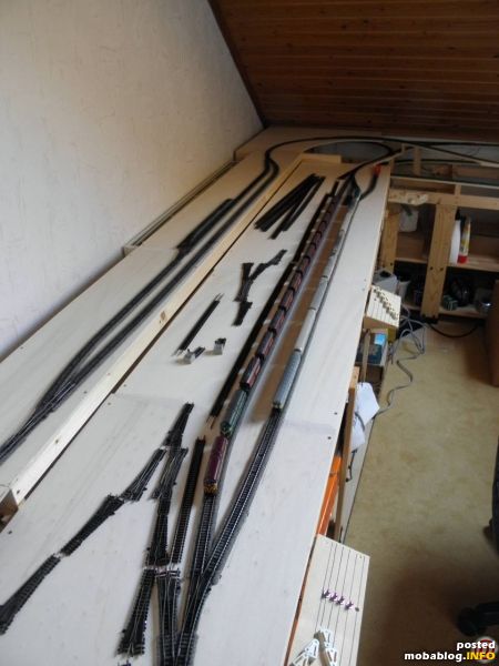 Da die drei Streckenstromkreise fertig sind, hier bereits erster Betritt auf der Anlage. Anhand der Züge ist auch abschätzbar wie lang die Gleise etwa sind.