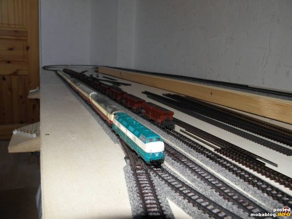 Als Nahaufnahme. Mit BR 221 und den NOHABs im folgenden Bild sind auch schon die Loks zu sehen, die im wesentlichen den Betrieb auf der Anlage prägen werden. Ich mag ...