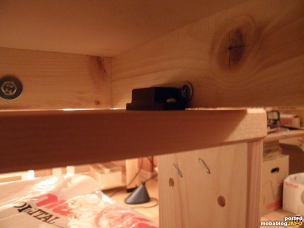 Zweites Detailsbild. Um die Anlage am Regalunterbau zu befestigen nutze ich Magnetschließer aus dem Möbelbau. Es reicht diese nur an der Forderkante anzubringen und auf der Rückseite kleinere Kunststoffführungen, ebenfalls ...