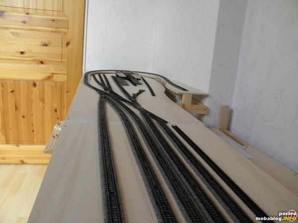 So hier nun der ganz aktuelle letzte Stand. Ausziehgleis verlegt, ebenso das Umfahrgleis. Für das Freilade-/Anschlussgleis sowie für die Gleisharfe reichte die noch vorhandene Gleisbettung leider nicht aus, daher diese ...