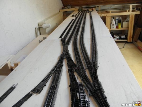 Hier wieder Blick in die andere Richtung. Das Freilade-/Anschlussgleis wird anders als beim losen Auflegen nicht direkt in BW übergehen sondern als Endgleis mit Prellbock ausgeführt werden. So spare ich ...