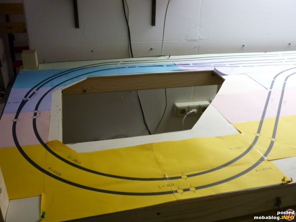 Blick auf die Schattenbahnhofausfahrt. Der Gleisplan für den Schattenbahnhof wurde 1:1 ausgedruckt und auf die Grundplatte gelegt. Auf der Grundplatte wurde zuvor eine Korkunterlage von 4mm geklebt. Man sieht auf ...