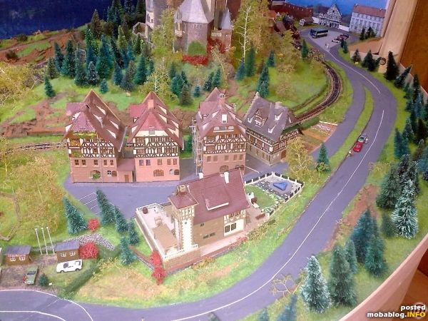 Die rechte Seite der Anlage mit Burg