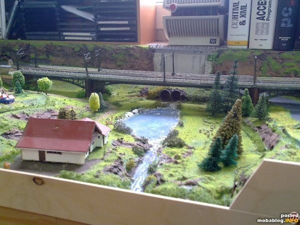 Auf der Brücke vorbei am See
