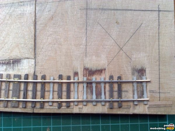 Auch vereinzelt Betonschwellen der DR Bauart Bs 60 werden gemäß dem Vorbild für ausgewechselte defekte Holzschwellen verbaut.