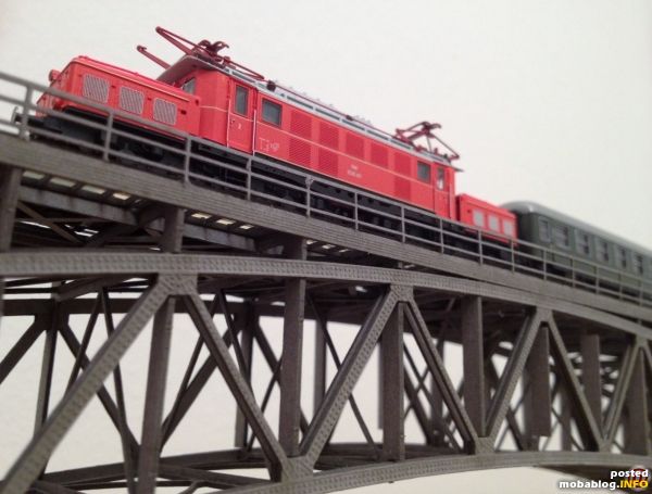 Das Laser-Cut-Modell der Schlossbachbrücke steht schon einige Zeit montiert bereit und harrt der Landschaft, in welches es integriert wird. Die Montage der Kartonteile ist in der Anleitung einigermaßen gut beschrieben, ...