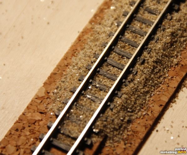 Nachdem mir Schalldämmung im Gleisbereich nicht so wichtig ist, dass ich einen speziellen Schotterkleber aus diesem Grunde anschaffen würde, ich jedoch seit dem letzten Projekt meterweise 2mm-Korkbahnen herumliegen habe, versuche ...