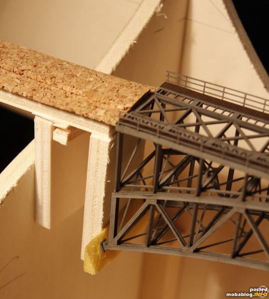 Die Befestigung der Brücke ist auch nicht trivial. Ich habe hierzu schräge Styrodurstreifen verwendet, die nachträglich auch noch was Beton- oder Felsoberfläche gestaltet werden können. Die Brücke liegt locker auf ...