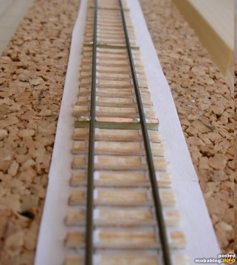 Holzschwellen aus Balsaholz, dazwischen Schwellen aus Platinenmaterial zum Auflöten der Code40 Schienenprofile. Aufgeklebte Papierstreifen imitieren die Kleineisen.