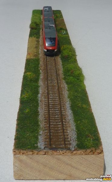 Mit ein paar Farbtupfer ist blühende Vegetation angedeutet.
Mehr dazu ist hier zu finden: http://tom.ist-im-web.de/spurn/gleisbau/bahndamm2