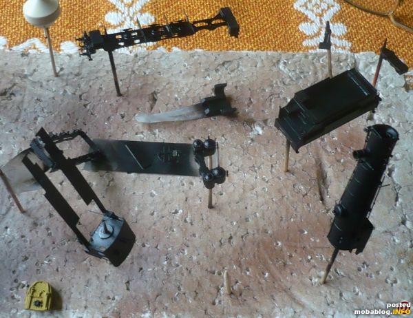 Das schwarzverchromen erzeugt keinen einheitlichen Glanz der Oberfläche. Es ist daher eine Farbschicht unverzichtbar, die jedoch aufgrund des schwarzen Untergrunds extrem dünn bleiben darf.