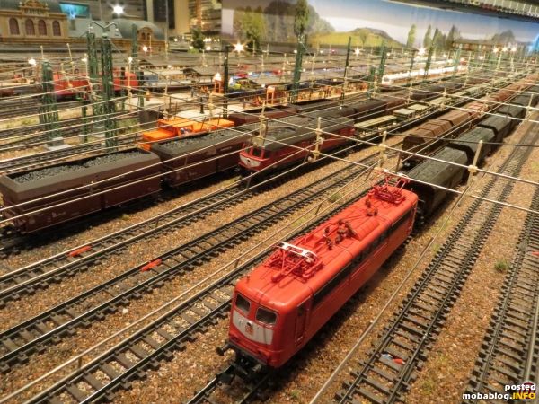 Die orientrote 151 warten mit schwerem Kohlezug, gebildet aus 20 6-Achsern, auf die Ausfahrt, während die 232 mit dem Stahlzug soeben ihr Ziel erreicht hat.