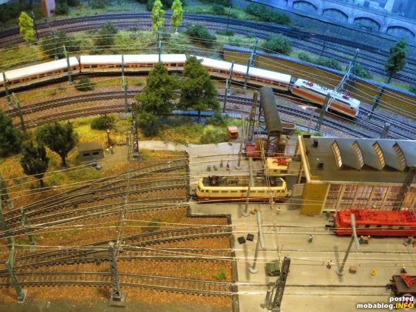 Im Ellok-BW warten eine 110, eine 112 und eine 141 auf den nächsten Einsatz, während die S1, bestehend aus einer 143 und 3 X-Wagen, Richtung Dortmund unterwegs ist.