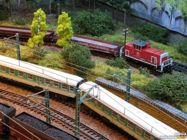 Heute ist, während auf der Hauptstrecke eine Regionalbahn aus Mintlingen unterwegs ist, die 364 für die Übergabe der sechsachsigen Schwerlastwagen zuständig.