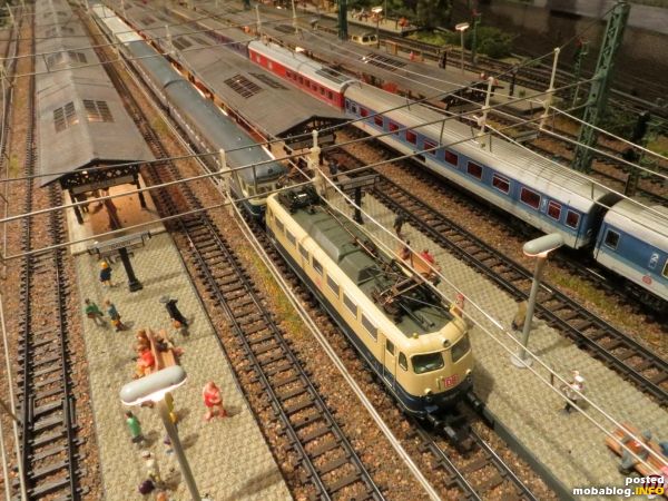 Am Gleis 7 steht eine 110-Bügelfalte vor defektem Steuerwagen. Der IR rechts daneben wird in wenigen Sekunden abfahren.