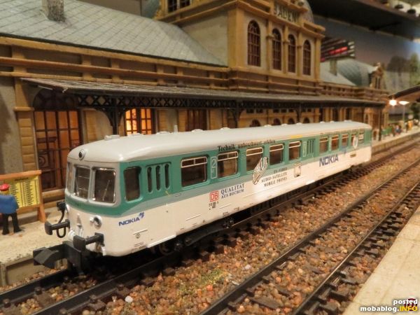 Der Nokia-Triebwagen vor dem EG auf Gleis 1 ist nach Bochum unterwegs.