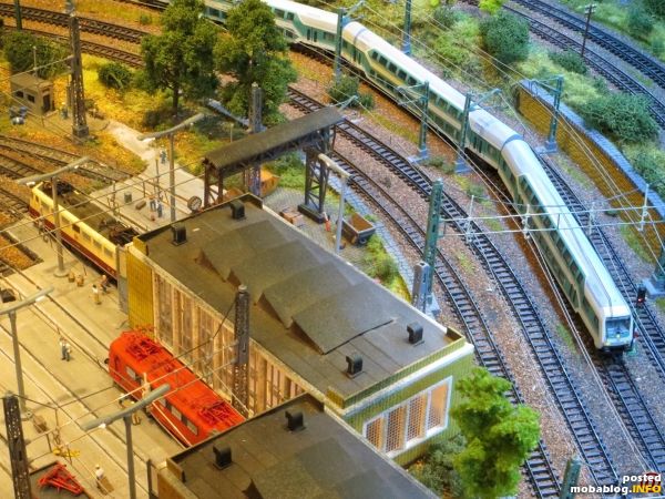 Neben dem BW schiebt eine 111 die neuen Doppelstockwagen.