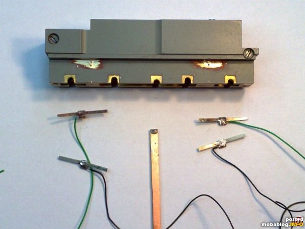 Die Stromabnehmer angefertigt und mit Kabel versehen.
Der mit Kupferfolie kaschierte 1,5 mm starke Pertinaxstreifen ist ursprünglich für den Gleis - und Weichenbau gedacht, er läßt sich aber auch hervorragend für ...