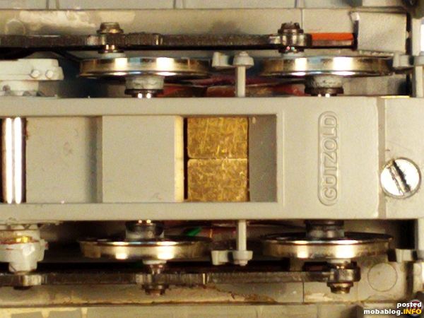 Von unten gesehen kann man erkennen in welcher Position die Schleifer liegen.
Ist später einmal das komplette Fahrwerk der BR 106 DR neu lackiert, werden die Stromabnehmer in ihrer Position noch ...
