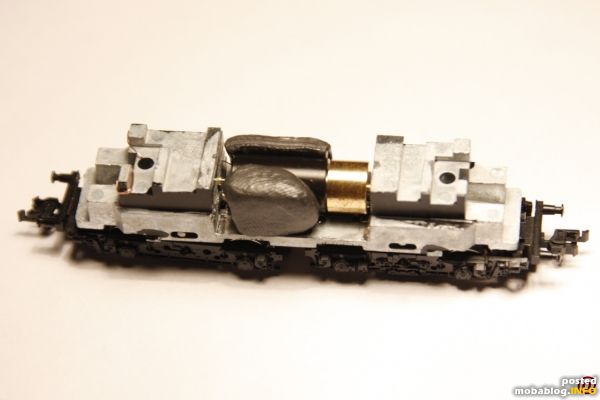 Der Motor lässt Raum für zusätzliches Gewicht, welches die Zugkraft erhöht. Ich verwende hier zum zweiten Mal Tungsten-Paste aus dem Anglerbedarf. Das Zeug ist relativ teuer, aber lässt sich wunderbar ...